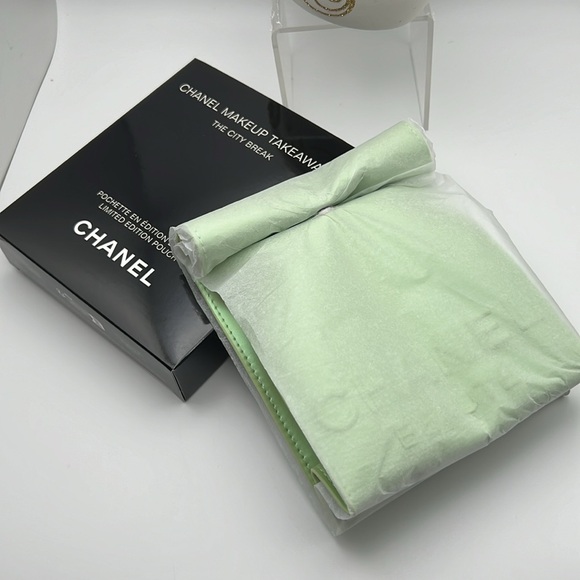 Chanel Makeup Lunch Pouch”The City Break” Iridescent Green Snap Closure & Polish - Picture 5 of 17